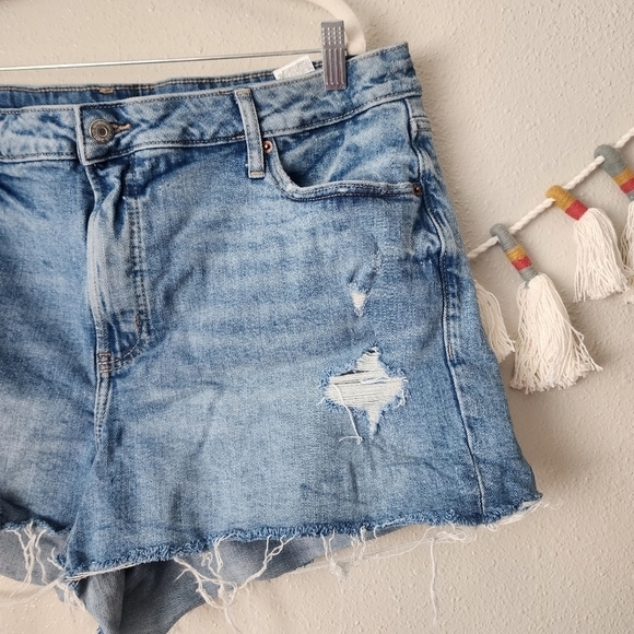 Old Navy High Rise O.G Straight Distress Light Wash Cut Off Shorts Plus Size 20 - Picture 3 of 8